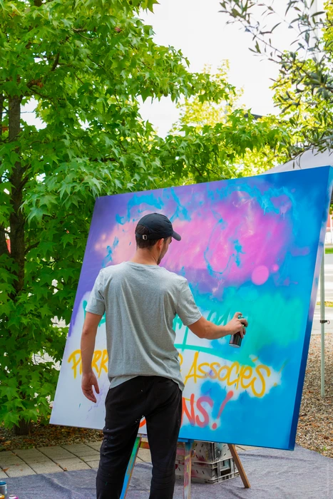 Sept peintures colorées avec une brosse