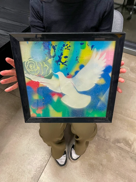 Photographie d'une présentation ou vernissage d'œuvre murale en contexte événementiel corporate, montrant un groupe de participants ou clients professionnels admirant une fresque murale finalisée dans un cadre intérieur élégant et lumineux. La fresque doit être prominente, colorée et de qualité professionnelle, avec les spectateurs en conversation ou en observation, mettant en avant la valorisation de l'œuvre artistique dans un cadre d'événement professionnel.
