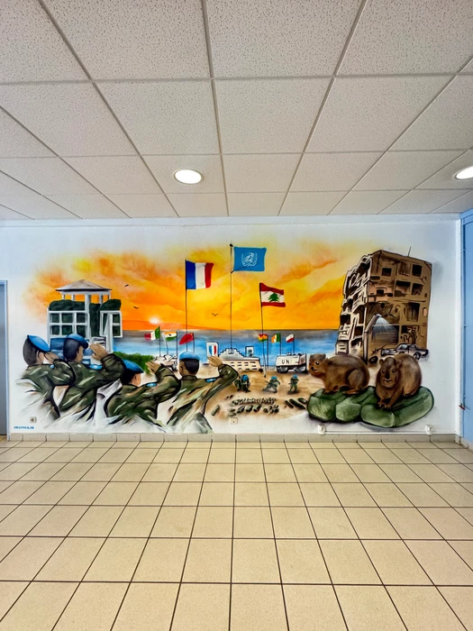 Photographie de haute qualité montrant une fresque murale de grande dimension réalisée par un artiste street art, peinte à l'intérieur ou à l'extérieur d'un environnement professionnel (bâtiment commercial, hall d'entreprise, façade institutionnelle ou local corporatif). La composition artistique présente des éléments visuellement distincts des fresques déjà sélectionnées : par exemple une représentation figurative d'un portrait stylisé, une scène narrative, ou un design typographique audacieux intégrant le nom/logotype du client. L'image doit capturer clairement la qualité technique du travail, les détails de finition, les dégradés de couleur, et démontrer l'envergure du projet. La perspective doit permettre de voir l'intégralité ou une large portion de la fresque en contexte architectural, mettant en évidence le professionnel résultat du travail et son impact visuel dans l'environnement client.