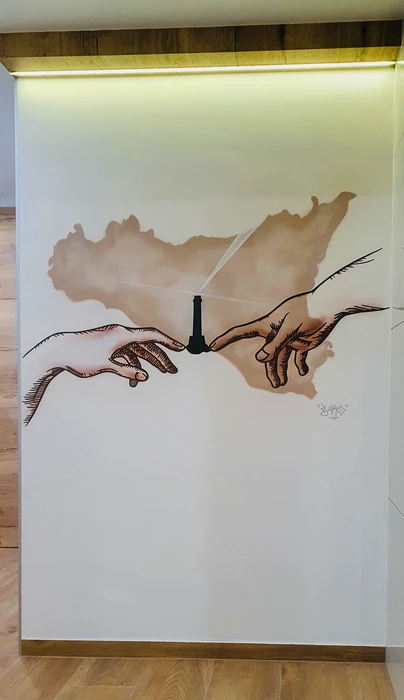 Photographie d'une fresque murale de grande dimension réalisée sur la façade extérieure d'un bâtiment commercial ou institutionnel, montrant une composition artistique figurative ou semi-abstraite peinte à la main avec des techniques de street art. La fresque doit présenter des éléments visuellement distincts des fresques intérieures déjà sélectionnées : par exemple un paysage urbain stylisé, une nature morte moderne, ou une composition avec des formes organiques courbes et des dégradés de couleur sophistiqués. L'image doit capturer la qualité technique du travail, l'intégrité complète ou une large portion de la fresque en contexte urbain réel, démontrant l'envergure du projet et son impact visuel dans l'environnement professionnel extérieur.