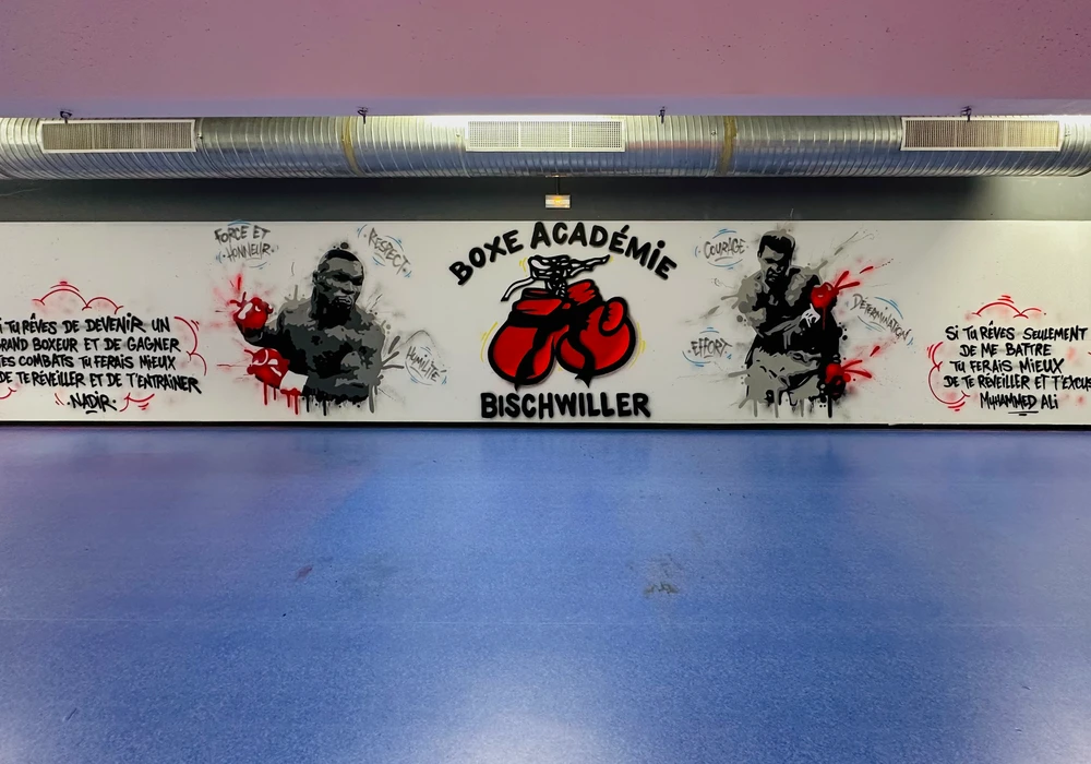 Un homme peint un mur avec un rouleau
