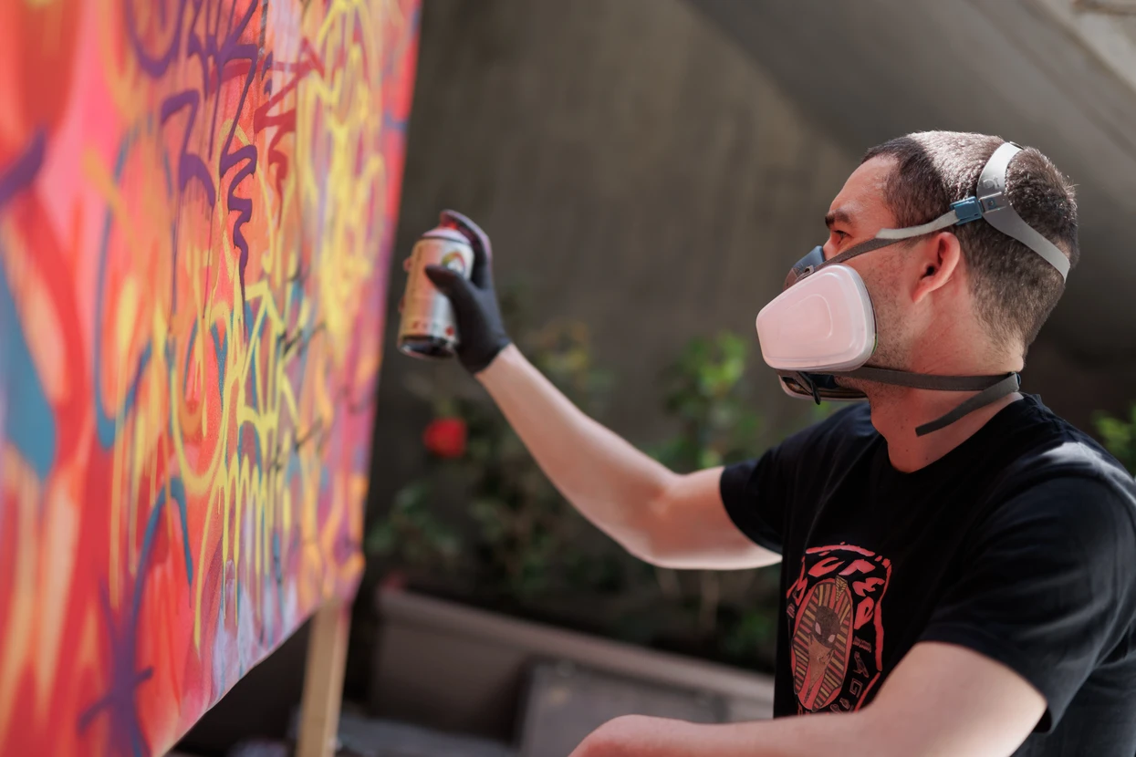 Photographie d'une fresque murale color&eacute;e et d&eacute;taill&eacute;e peinte sur un mur urbain, repr&eacute;sentant un artwork de street art professionnel avec des lignes graphiques nettes, des couleurs vibrantes et harmonieuses, montrant clairement le travail d'un artiste qualifi&eacute;. Le mur, situ&eacute; sur une fa&ccedil;ade ou dans un contexte urbain, doit &ecirc;tre intact et en bon &eacute;tat, sans traces de d&eacute;gradation, mettant en avant le r&eacute;sultat fini d'une r&eacute;alisation de qualit&eacute; professionnelle.